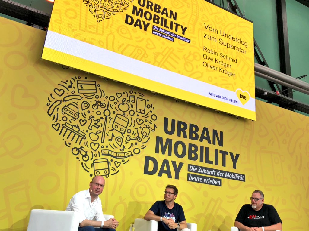 TrendJam_City's tweet photo. #UrbanMobilityDay in #Berlin mit 3 #Elektroauto-Influenzern on Stage: @163Grad, @RobinTVTV &amp; @KroegerOve. #Elektromobilität #eMobilityParade https://t.co/DXXTStLsgi