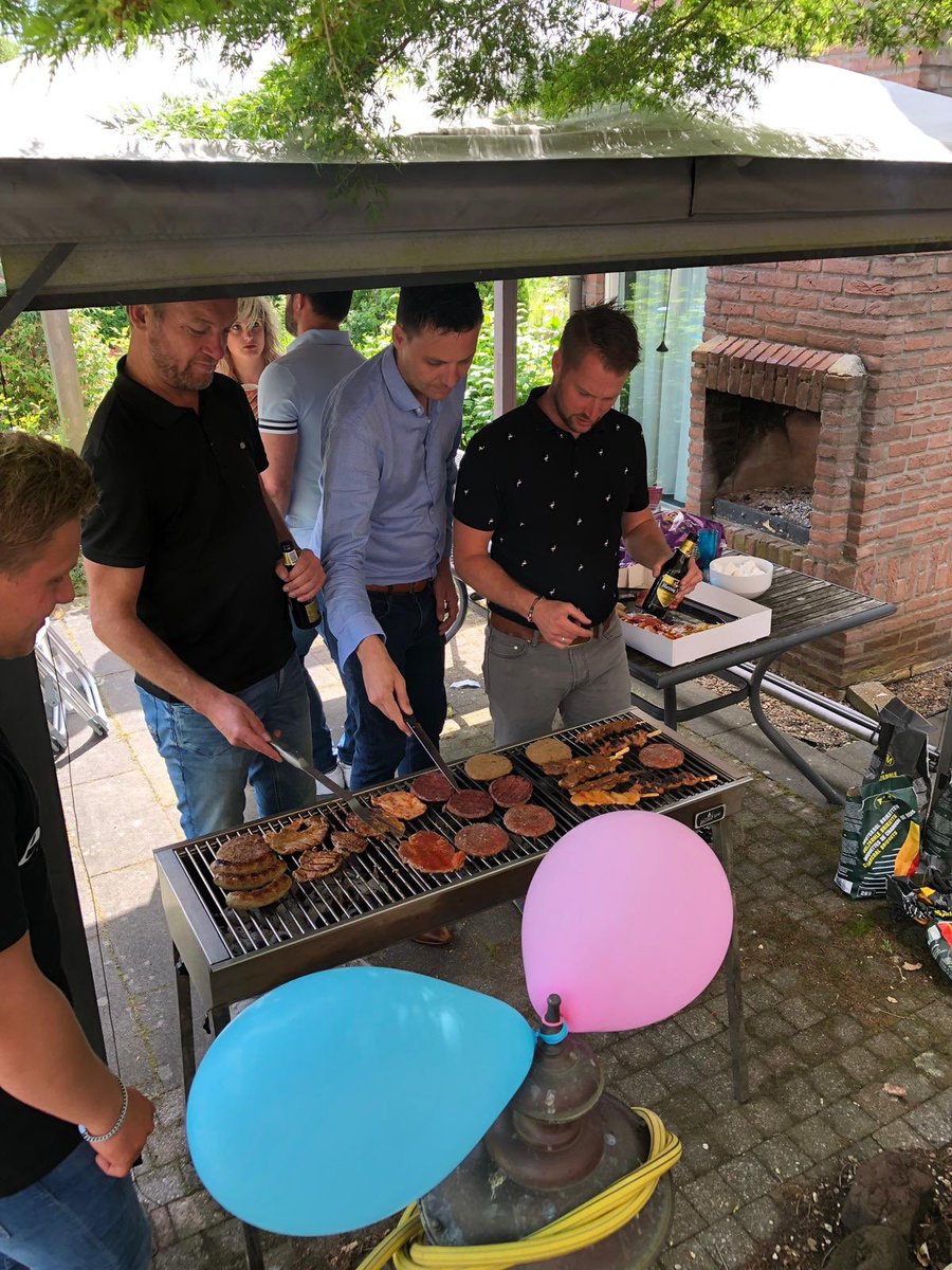 SVBorger0599's tweet photo. De groene Galliërs van @Borgerzondag2 genieten van een feestmaal ter afsluiting van het seizoen! #Funklasse #BorgerLeeft https://t.co/Cyjsa1ohYT