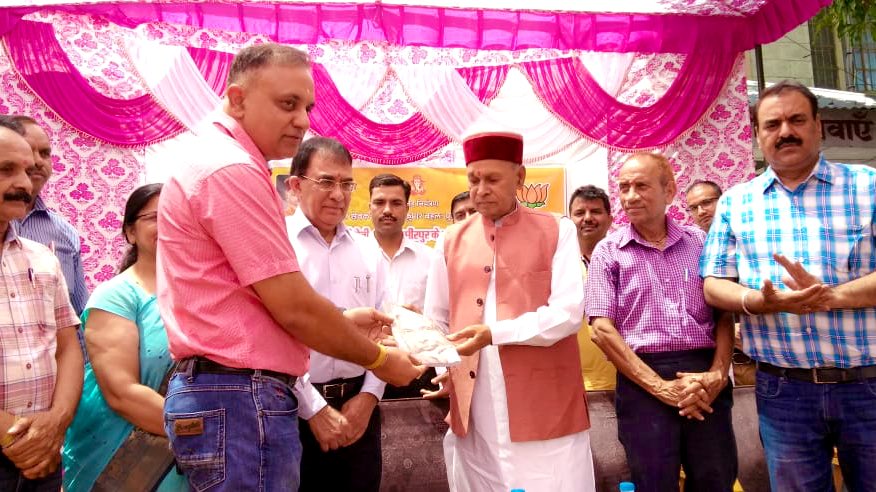 हिमाचल प्रदेश के चिकित्सक पूरे देश में और खासकर उत्तर भारत के क्षेत्र में अपनी बेहतरीन सेवाएं चिकित्सा के क्षेत्र में दे रहे हैं। यह हमारे लिए गौरव का विषय है।
डॉक्टर महंत द्वारा टौणीदेवी चिकित्सा शिविर में दिया गया योगदान सराहनीय है।