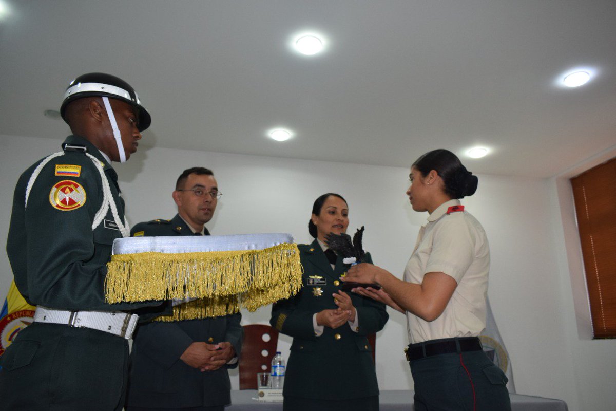 ejercito_cedoc's tweet photo. #FelizSábado Felicitamos a los 15 Dragoneantes que participaron en el Curso Básico del Arma de Logística clausurado por la #ESLOG del @CEMILEJC. El primer puesto lo obtuvo la señorita Dragoneante Francy Juliana Gaviria Martínez. https://t.co/0f0jOlmfPF
