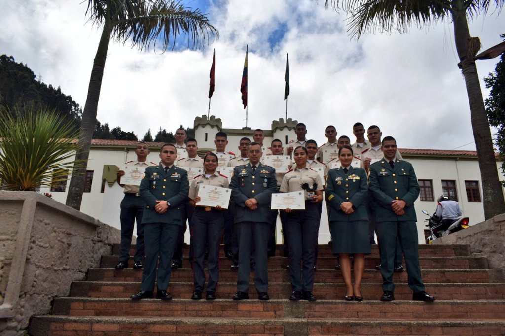 ejercito_cedoc's tweet photo. #FelizSábado Felicitamos a los 15 Dragoneantes que participaron en el Curso Básico del Arma de Logística clausurado por la #ESLOG del @CEMILEJC. El primer puesto lo obtuvo la señorita Dragoneante Francy Juliana Gaviria Martínez. https://t.co/0f0jOlmfPF