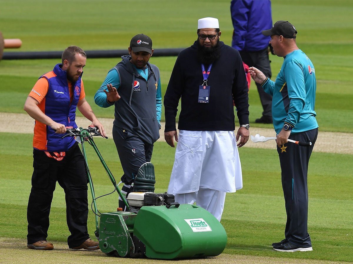 The @CricketWcup2019 witnesses a bizarre spectacle only Pakistanis can offer. Capt. @SarfarazA_54 Ahmed brings out their 13th Man, a Mullah to bless the pitch for tomorrow's match against India. Thank you  @Sachin_anshu06 for sharing this gem. #INDvsPAK #PAKvsIND #WorldCup2019