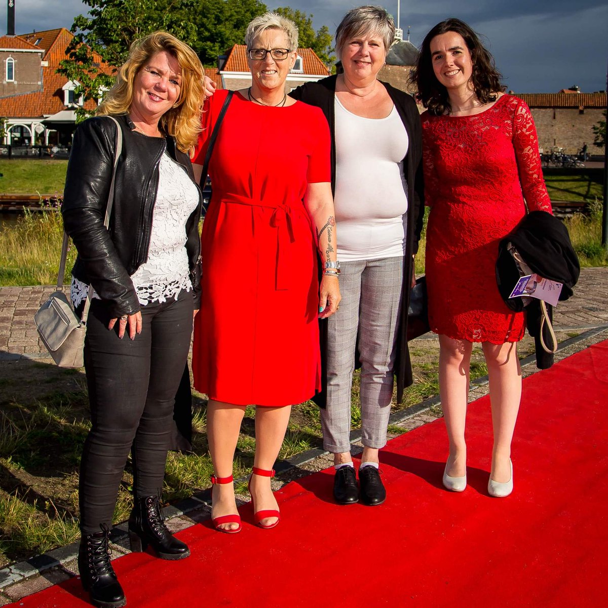 HoopSamenloop's tweet image. #Haringparty #Harderwijk bedankt! Wij ontvingen als één van de goede doelen donderdagavond een cheque van €3.000,-- voor ons eregasten programma. Op naar een fantastische #KWF #SamenLoop in september! Doet u al mee?