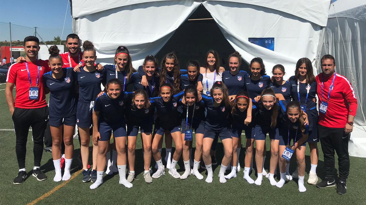 ¡Qué gran honor! 😃
@anitamarcos09 visitó a las jugadoras del Femenino Infantil A en la previa de la semifinal de la #WomensFootballCup y les transmitió toda su fuerza antes de su duelo decisivo frente al @OLfeminin
#AúpaAtleti