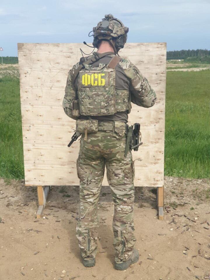 FSB Special Purpose Alfa officer with an AR-type rifle, probably a Czech-made V-AR, UF PRO Striker HT Combat Pants, Gear Craft BPS Atom plate carrier, 5.45 Design Spartanets 3 helmet, Adventure Lights VIP beacon, and 3M Peltor ComTac XPI headset. 4/ https://vk.com/gearcraft?w=wall-66044543_8531