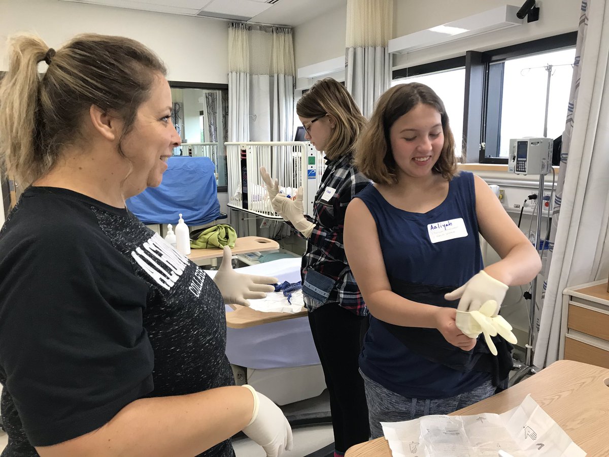 AlgonquinPEM's tweet image. Health Sciences is an important career pathway and this group of @RCDSB grade 7/8 students are about to experience a birth simulation! 👶 😊 #learningpartnership @AlgonquinColleg