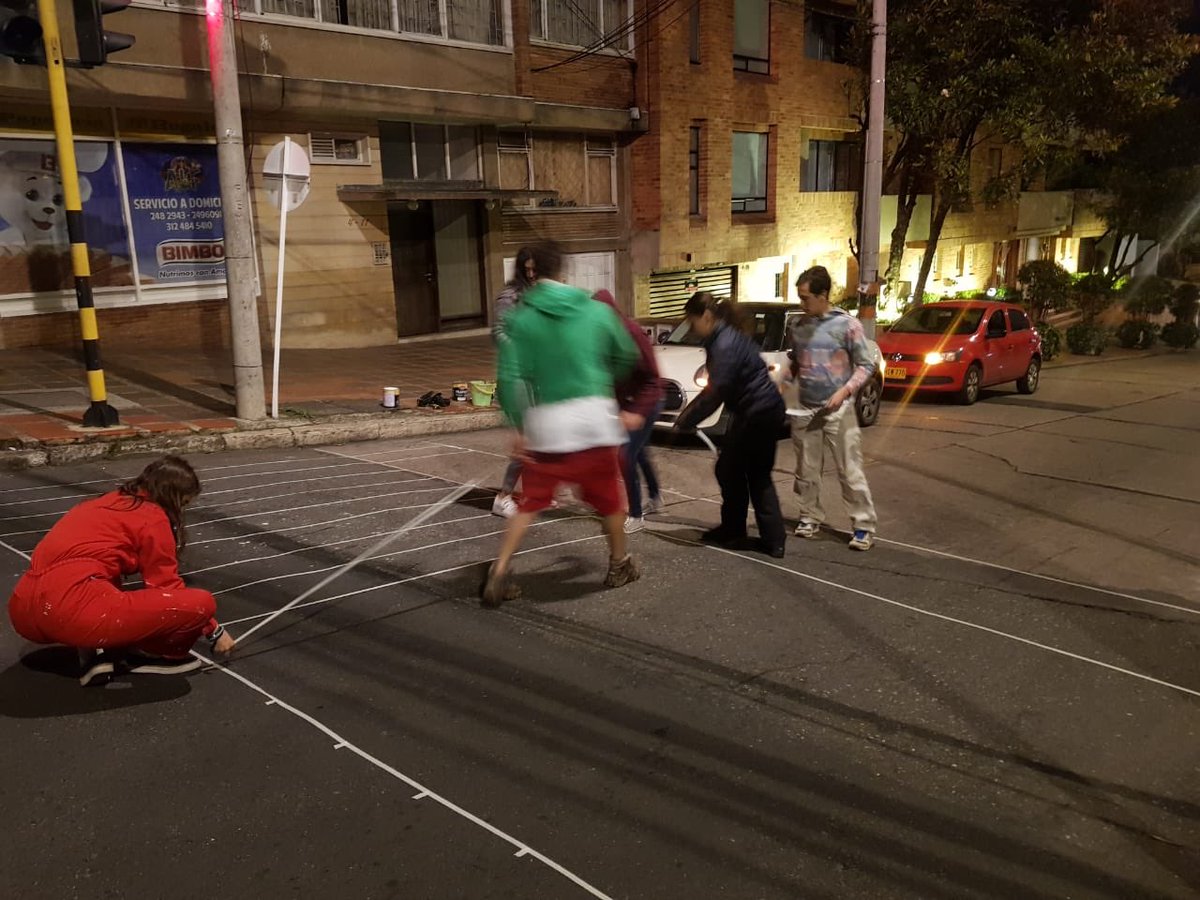 #3am en #Bogotá | Junto a Voluntarios por Bogotá y vecinos del barrio Rosales, implementamos 'Cebras por la Vida' para brindar mejores condiciones a las personas que caminan en la ciudad. #ParticipaciónComunitaria #IntervencionesUrbanas