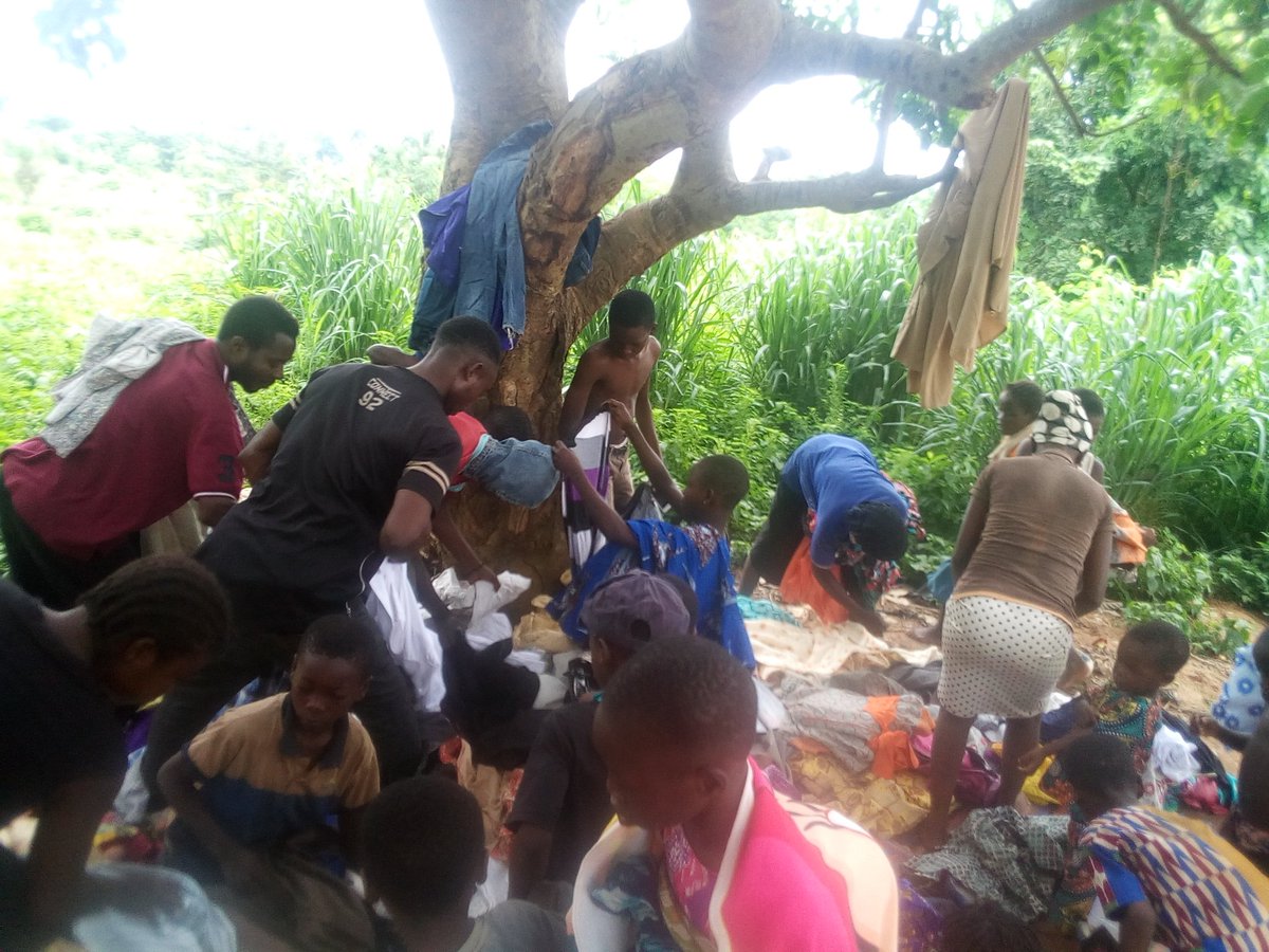 house_lantern's tweet photo. we finally executed the 2019 Coat of Many Colours outreach today at Ogoja village in the outskirt of #Abeokuta #Nigeria. Free clothes, shoes, bags etc...doing Nice Things for Nice People. https://t.co/HqmViZNjkl