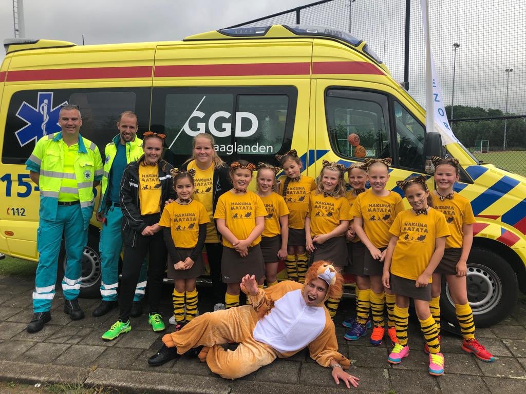 Vandaag was de  afsluiting van het hockeyseizoen. De Ambulancezorg GGD Haaglanden heeft de jongste jeugddag ondersteund bij HV Spijkenisse met als thema "Disney". Het was een leuke dag waarbij veel bekijks!
#HVSpijkenisse
#wehelpenaltijd
#mooiebaanvanpapabijdeambulance😏