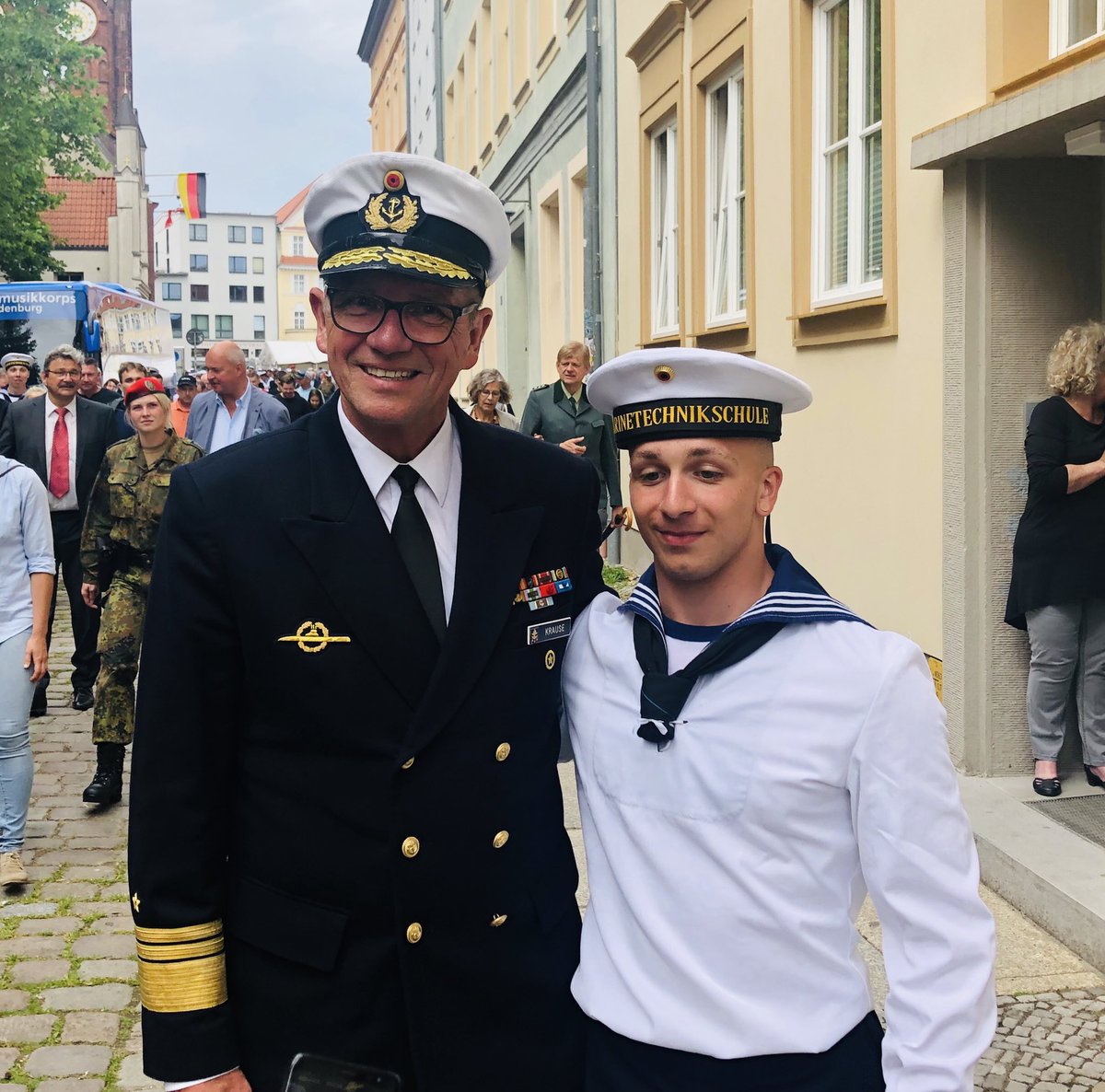 Praesident_DMB's tweet photo. Impressionen mit frisch vereidigten Rekruten und Besuchern des #TdBW2019 @chiefdeunavy @DBwV @DeuGunnersMate @ThielsChristian @marinespox https://t.co/WlJ4twnOnm