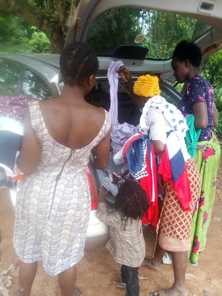 house_lantern's tweet photo. we finally executed the 2019 Coat of Many Colours outreach today at Ogoja village in the outskirt of #Abeokuta #Nigeria. Free clothes, shoes, bags etc...doing Nice Things for Nice People. https://t.co/HqmViZNjkl