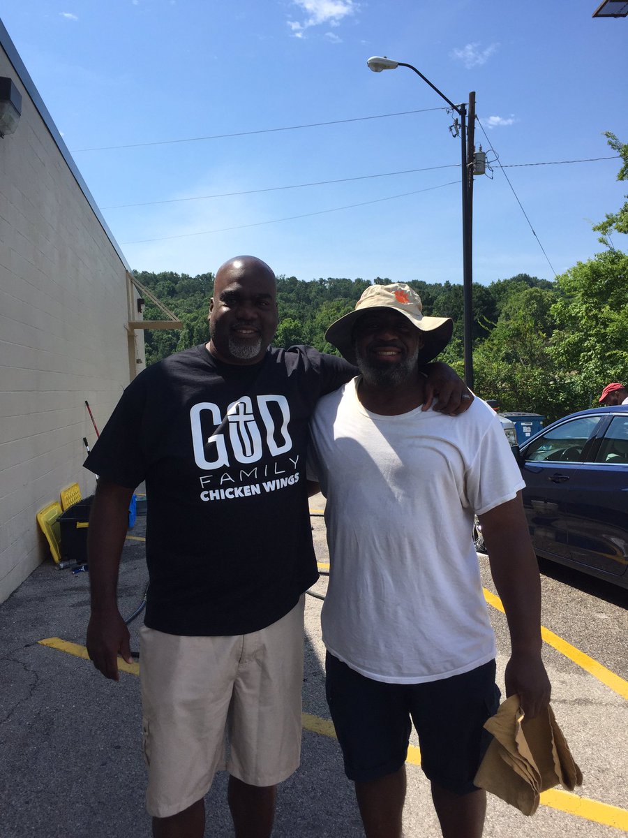 Kwray54's tweet photo. Had to slide down to Oreillyโs on Crestwood to support my Shades Valley Mounties and their Car Wash. If you in the area come on by and see em. Good seeing my man Eddie. Leggo! #SVHSPride #MountieForLife @ShadesValleyFB https://t.co/80qX6vi4wV