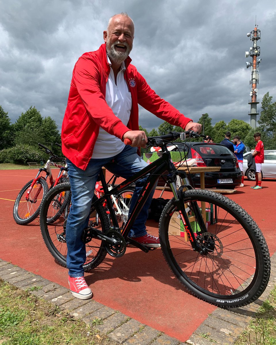 Ueffcken's tweet photo. Danke an #FanBike das ganze Video hier:
https://t.co/sa6MhpmcHm
zum #FCBVerbundpokalNRW 🔴⚪️💪🏳️🌈🇩🇪⚽️ https://t.co/RlYwW90NyC