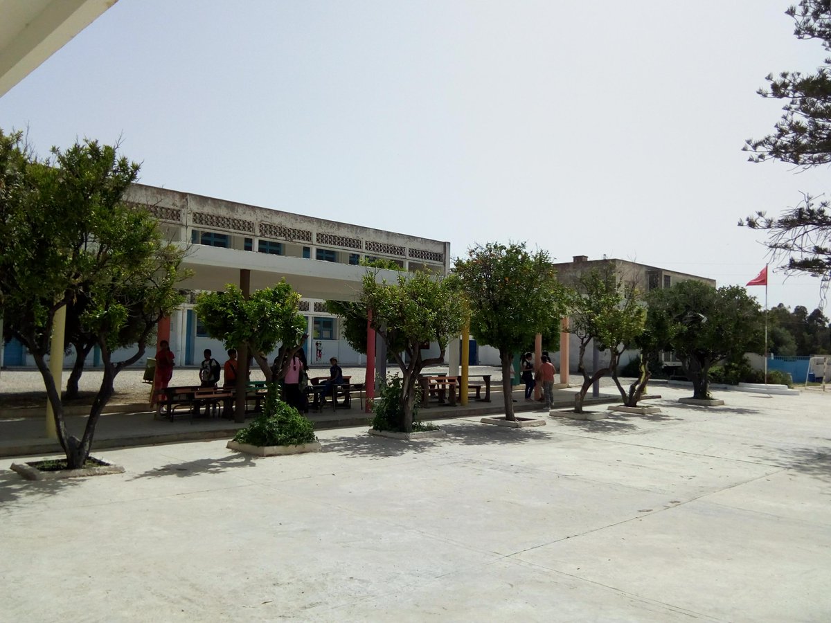 MounaMathari's tweet photo. #Teboursouk #Béja opération bibliothécaire scolaire, avec @Biblionef et association Citoyens et SolidairesTn - école primaire et formation au prêt #tunisie #livres https://t.co/R4OFRYBLxS