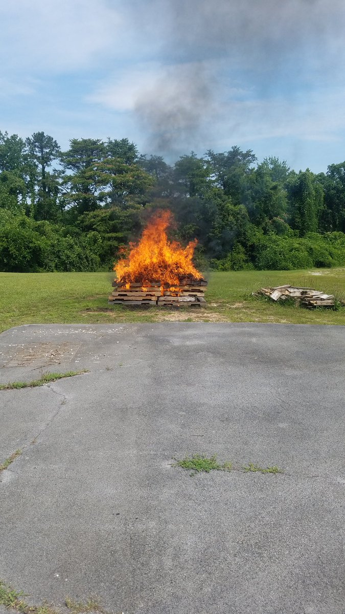 IAFFLocal65's tweet photo. @KnoxvilleFire @gary31283984 @timburchett #community #community #kffawork #kfdwork #local65 #BPOE THANK YOU TO THE PROTECTIVE ORDER OF THE ELKS FOR PROPER DISPOSAL OF OUR NATION'S GREAT FLAG https://t.co/nw0UwXeQAQ
