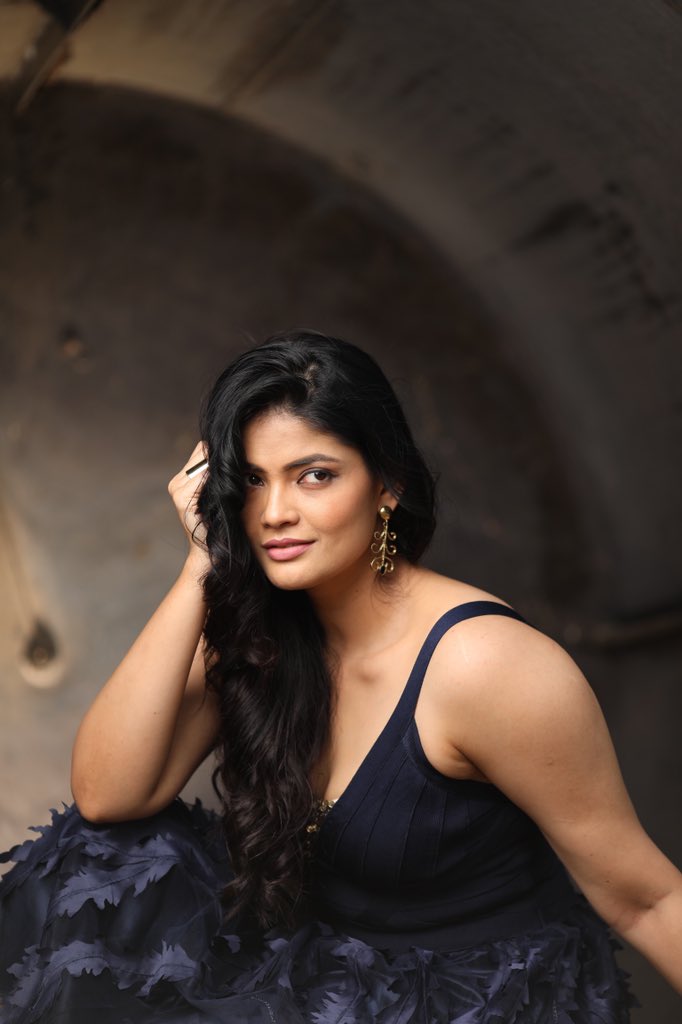 Iamkalpika's tweet image. May be I’m not as different as you are
But I am uniquely different for sure!! Amazing makeup and hair done by @barbielooksmakeupstudio @vennelakanti_silpa @vijaya.raheman 👗 @houseofshachi
📸 @karteeksivagouni 💍 @asthithva @krishnashanthim 
#darktones #thinkingdifferent #unique