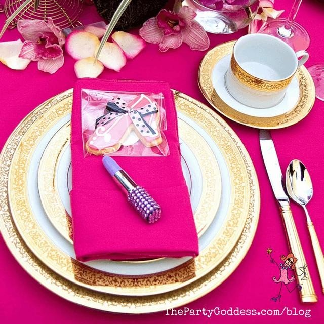 ThePartyGoddess's tweet photo. What to have as a party favor at your next princess party? How about giving your guests an adorable cookie? This one is shaped like β what else? β a "glass" slipper. Too cute! And I love this lipstick! #eventprofs
.
#princesspartyideas #royalprincesspart⦠https://t.co/zdBCVao9aq https://t.co/oOzqt6edDW