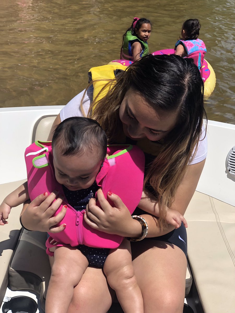 Vailolo104's tweet photo. LAKE DAY WITH MY LIL MOMMAS WAS A SUCCESS!!🛥..PEEP HER SMILE IN THE LAST PIX WITH HER OTUKOLO FIRST BLOODS.💉 #MakaylaAotea 💕 @arianaotukolo https://t.co/n2JTEOukgb