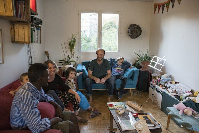 F_Desouche's tweet photo. Ces familles françaises qui accueillent des #réfugiés dans leur maison https://t.co/7irTgz1wwy https://t.co/B5CU72Dzc1