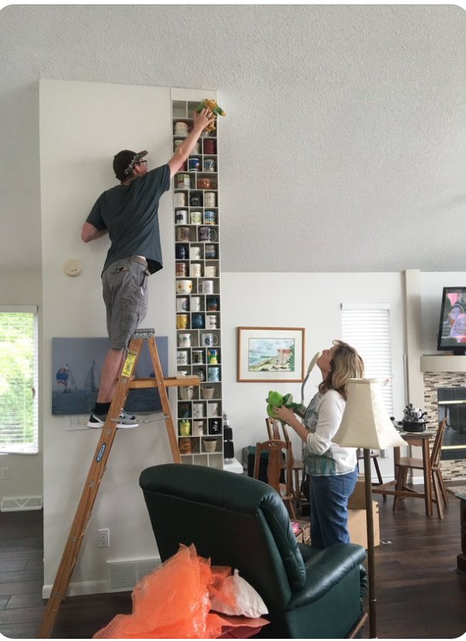 "Annem ne zaman yeni bir kahve fincanıyla eve gelse (annem biriktirmeyi çok sever) babam deliye dönerdi. Annemin yeni erkek arkadaşı fincanları sergilemesi için ona bir duvar inşa etti.Işte bu nedenle ezik herifleri kabullenmiyoruz hanımlar"