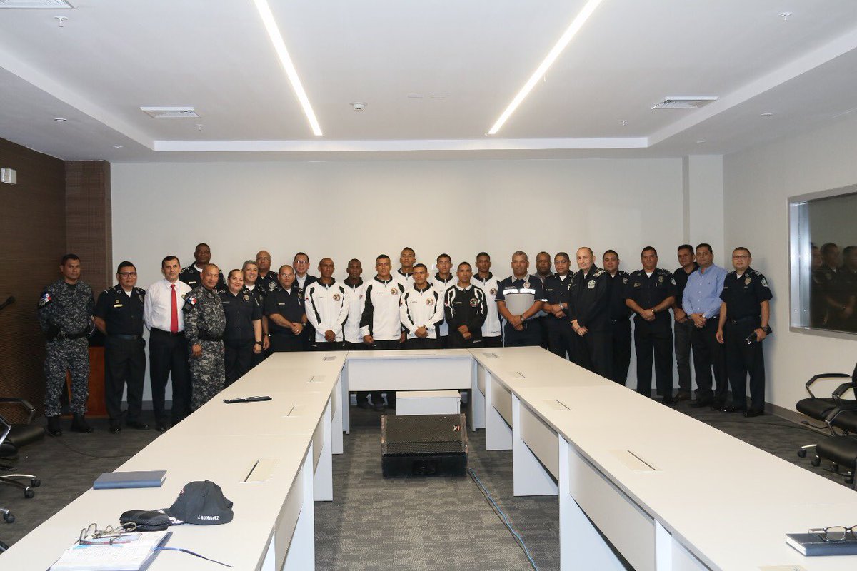javier_rod_06's tweet photo. Los mandos superiores de la Policia Nacional les deseamos todas las vibras positivas a nuestros guerreros https://t.co/UWI8k04SMV
