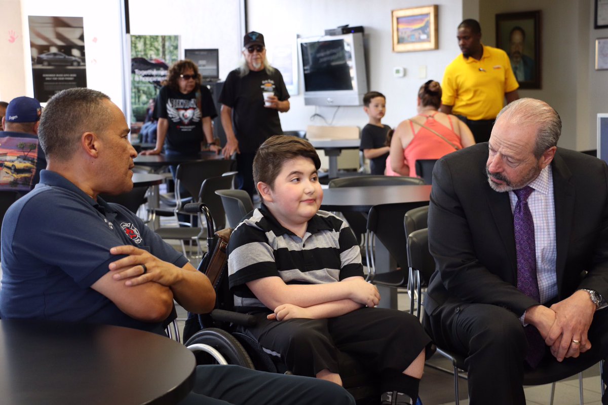 IAFF_L51's tweet image. As promised, Oscar Leeser presented The #MDA a $20,300.00 donation to complete this year’s campaign.  Thank you Mr Leeser for making this year one of our most successful fill the boot drives. #local51 #EPFD @HyundaiElPaso