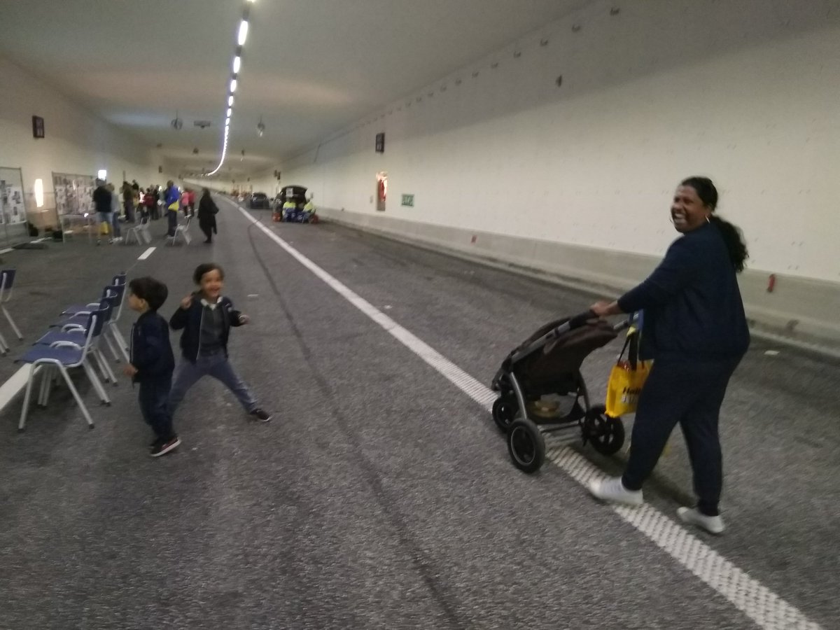 AClahsen's tweet photo. Dag van de Bouw. Samen met het gezin naar Gaasperdammertunnel. Volgend jaar open en gebouwd door Heijmans, Fluor en Ballast Nedam. Was top georganiseerd voor kinderen #IXAS #RWS Leuk om ze een keer te kunnen laten zien waar je over schrijft. https://t.co/Gu2Yae1Taw