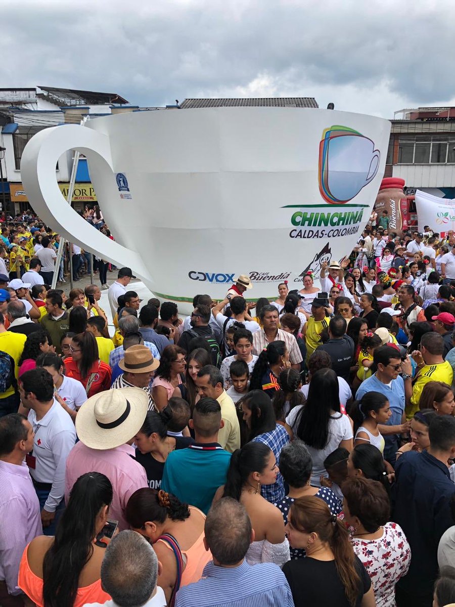 FedeCafeteros's tweet photo. En #Chinchiná @FNC_Caldas se descubre la taza que busca batir el @RecordGuinness de la taza de #Café más grande, donde se servirán 22 mil litros de la bebida colombiana por excelencia #Buencafé https://t.co/hltmVTFic5
