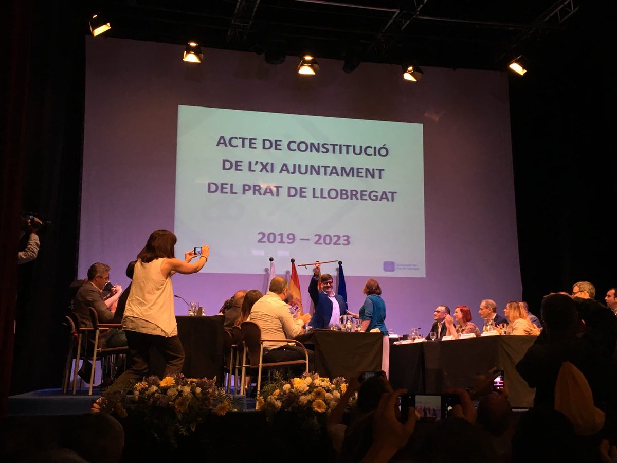 elPratenComu's tweet photo. Aquest matí hem constituït el XI @ajelprat i el nou alcalde @Mijoler!

Treballaren de valent pel nostre model de ciutat on les persones, el medi ambient i la cohesió social estan en les bases de la nostra acció de govern!

Amb tots i totes vosaltres, veïns i veïnes, #Seguim! https://t.co/Z9LfOCIIZX