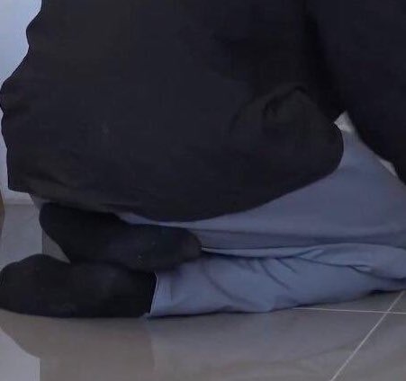 look at his lil feet 