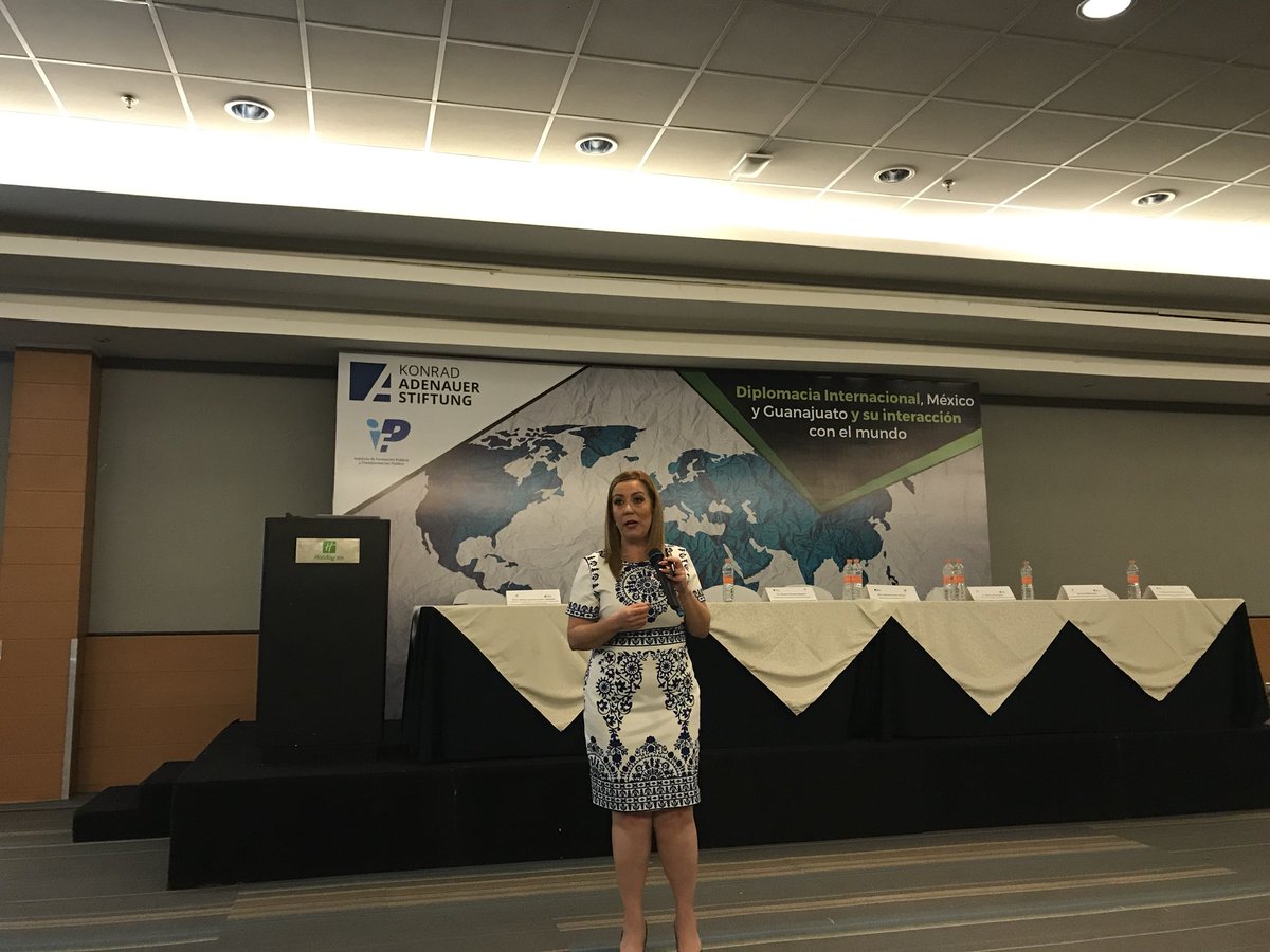 kasmexiko's tweet photo. La Senadora @WeraReynoso durante su ponencia “El papel del Senado en la Diplomacia Internacional” en la conferencia “Diplomacia Internacional, México y Guanajuato y su interacción en el mundo” con el @IFPyTP
#kasmex #políticaexterior #México #Guanajuato https://t.co/fz56f3LW3J