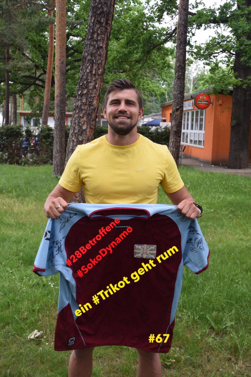 FreitalonTour's tweet photo. Ein Trikot geht rum..
Heute einen ganz besonderen Dank an Benny Kirsten. Ein Dankeschön für Dein Zuhören, Deine Zeit und Deine Bereitschaft zu Helfen..ein  angenehmes Gespräch  😊👍 #sgd1953 #ftlot #eastsidedresden #sokodynamo #helfen #benny #EinTrikotgehtrum #SchickmaneEmail https://t.co/2xESEKDXX8