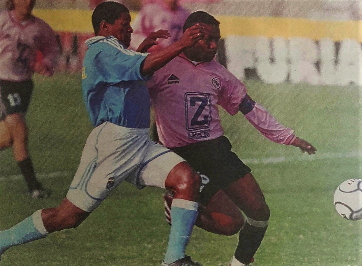 Descentraliret1's tweet photo. #Retrofoto [30.07.2000] de uno de los venezolanos con mayor cartel que llegó al Perú: Daniel "Cari Cari" Noriega jugó por @ClubSCristal en 2000, con saldo de 5 goles. En escena, la tarde en que le dio el triunfo a los celestes por 0-1 vs. Sport Boys.

#Peruvsvenezuela #PERvsVEN https://t.co/A6Dfe6H4Vv