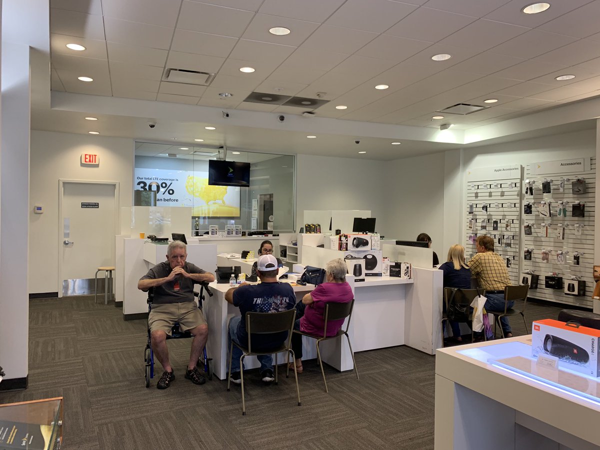 sprintguysoflo's tweet photo. People Love our Offers! iPhone 8 for 8 dollars? Thats a no brainer!📱 Come check us out at 117&amp; 88 SW! #317 we have some freebies to giveaway! 😁💪🏻 https://t.co/lAwfViwOQX