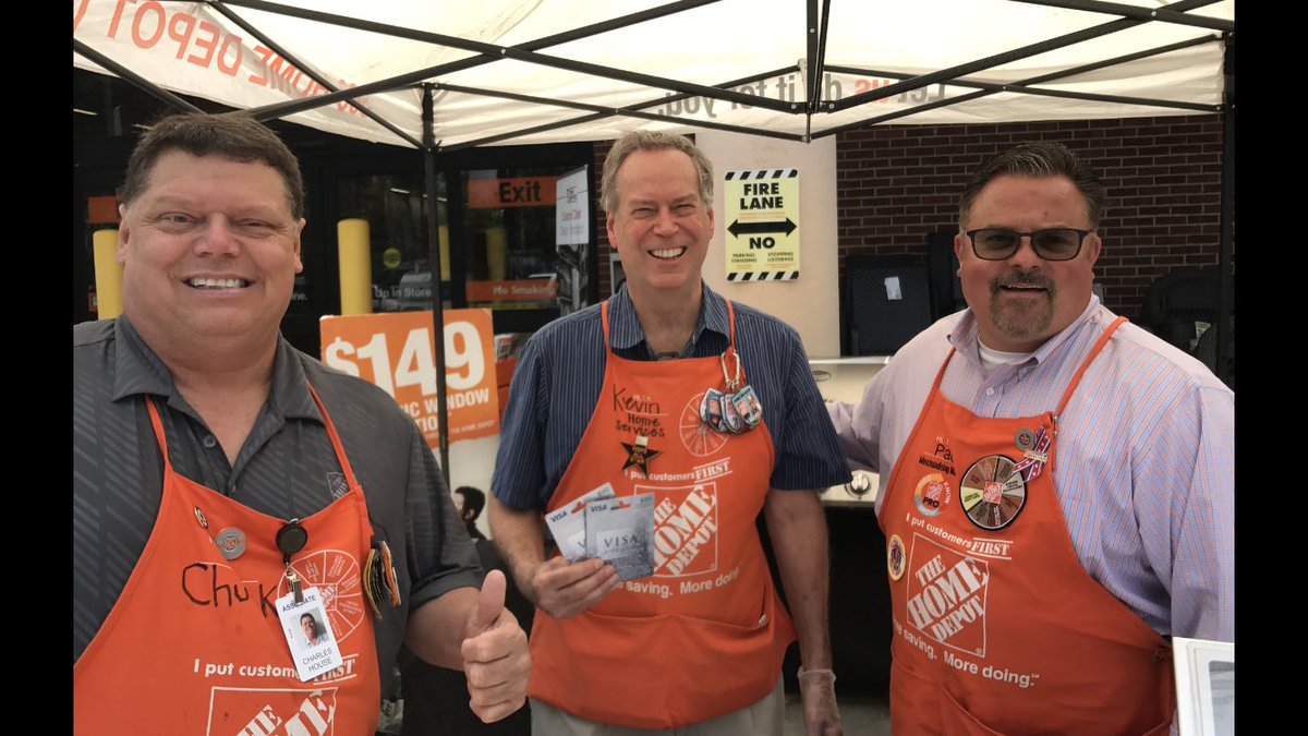 Store 131's Kevin being rewarded by Home Services Mgr Chuck House for outstanding performance! #D1MakingaDifference <a href="/KMTovey/">Keith Tovey</a> <a href="/rcrossm545/">Russell Cross</a>