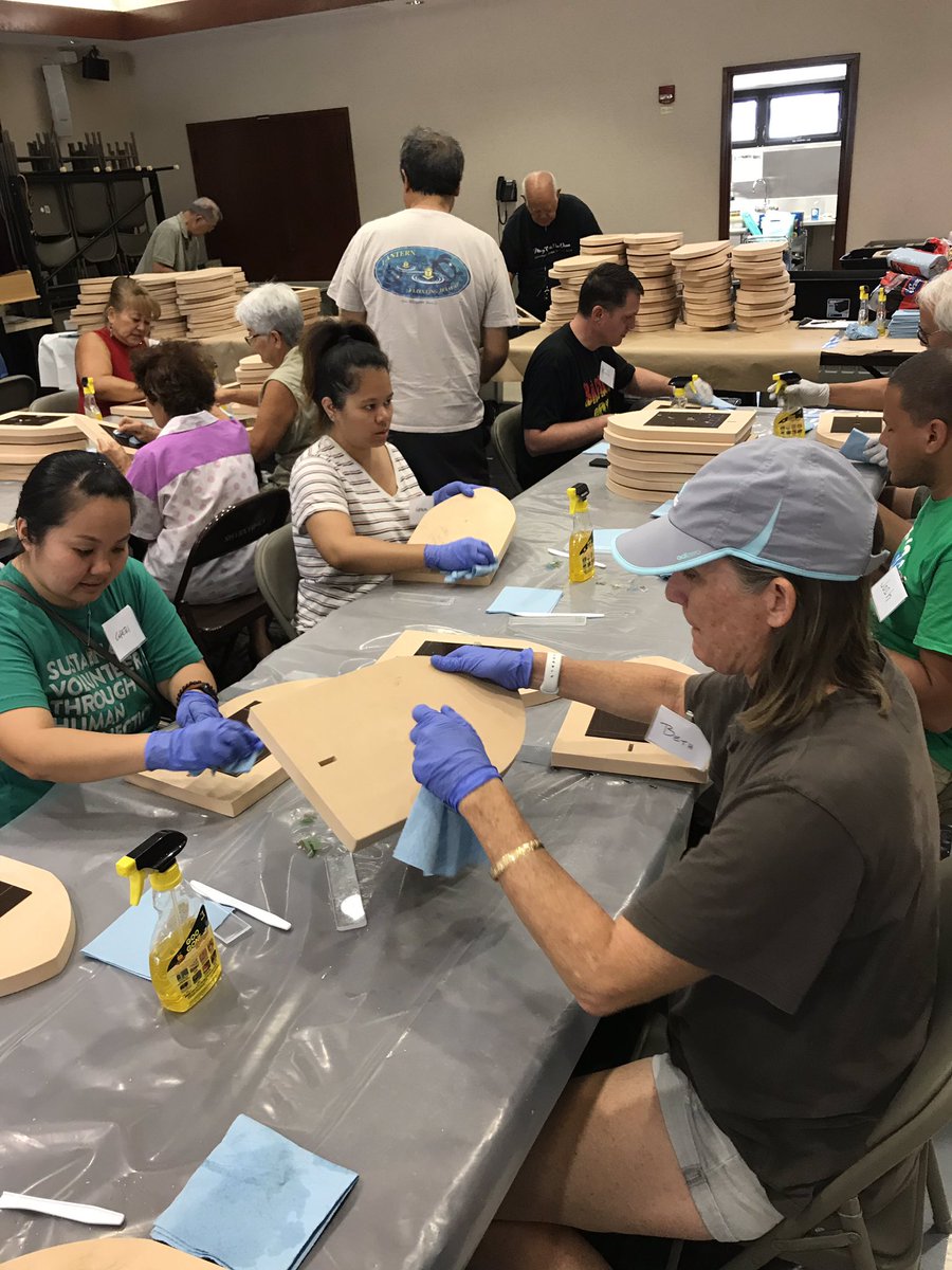 LanternFloating's tweet image. Mahalo for your ongoing support of #shinnyolanternfloatinghawaii 2019. Lantern cleaning continues! To volunteer, email volunteer@naleialoha.org