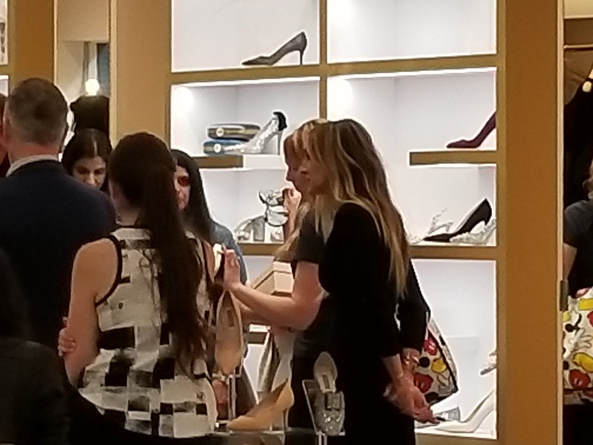 My brief glimpse of Sarah Jessica Parker at <a href="/Official_WEM/">West Edmonton Mall</a> !!