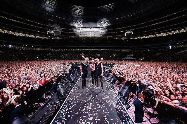 museband's tweet photo. Спасибо, Москва! Вы замечательные, и мы очень вас любим! https://t.co/aVb8A22bs0