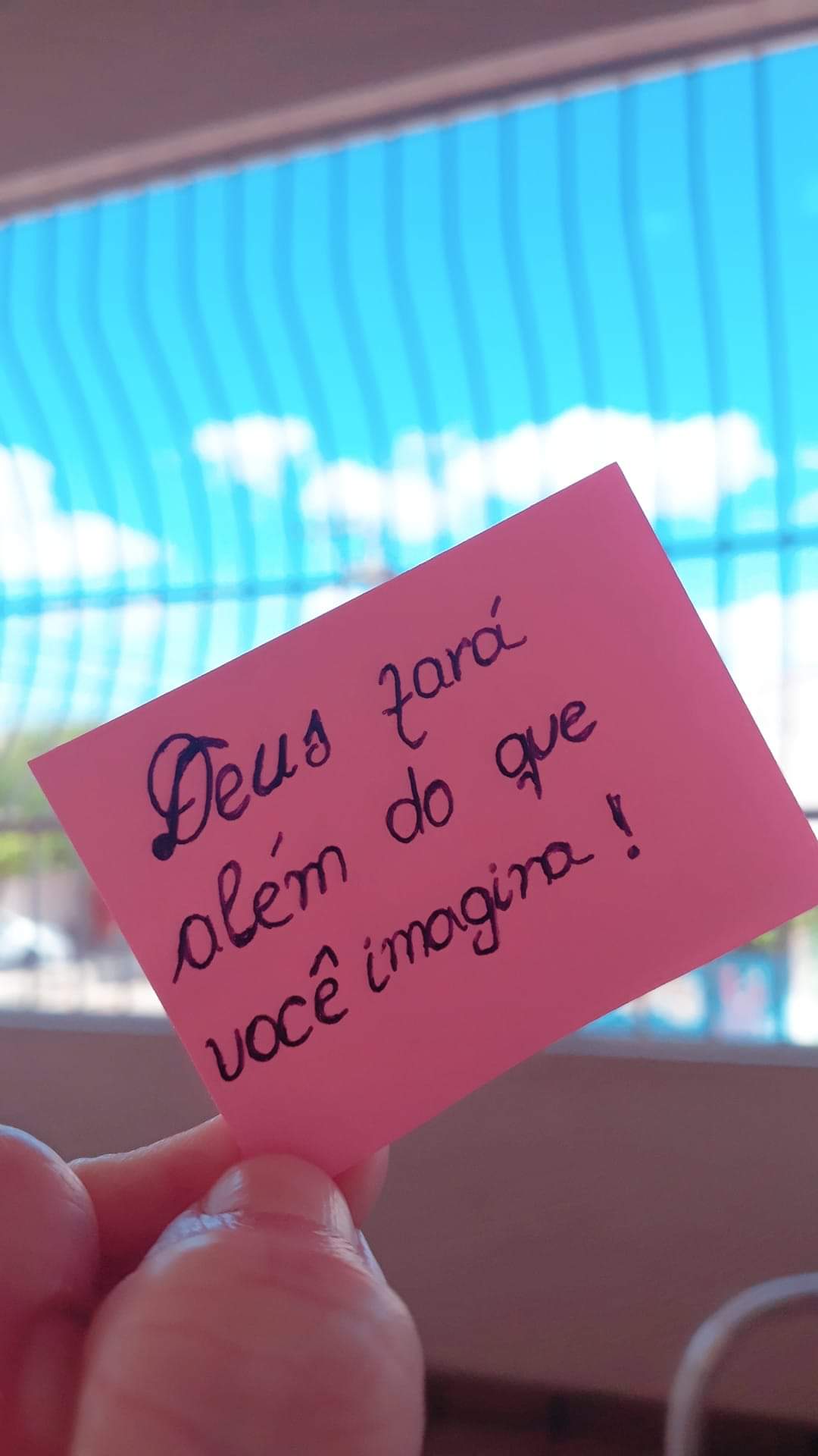 Efésios 3:20-21 Ora, àquele que é poderoso para fazer infinitamente mais do que tudo quanto pedimos ou pensamos, conforme o seu poder que opera em nós, a ele seja a glória, na