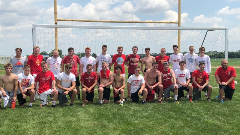 KuemperSoccer's tweet photo. Great day for an Alumni game! A bit warm for the old guys but a win is a win! We didnt keep stats but we know Derrick Drees didnt score. See you all next year!
Alumni - 7
2019 - 2 https://t.co/2rnHnT2Npg