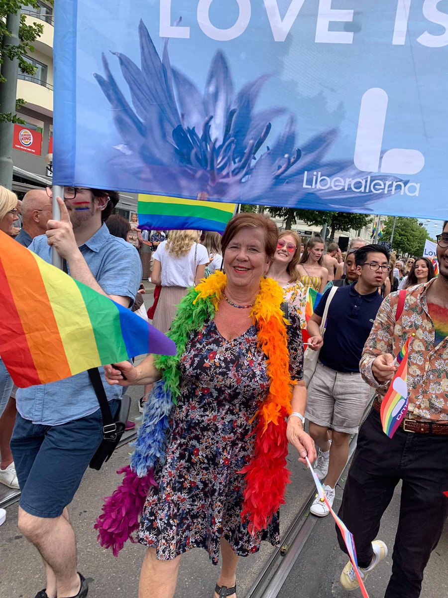 anekdata's tweet photo. Gick idag i regnbågsparaden under @westpride för dem som inte kan eller får. Alltid stolt när jag tarpå mig boan. Börjar bli sliten efter 7 år och rätt många parader. Från Skellefteå i norr till Malmö i söder. Tack @kimnurmi för att jag fått förvalta den🏳️‍🌈🏳️‍🌈 https://t.co/f7dXAZV1RU