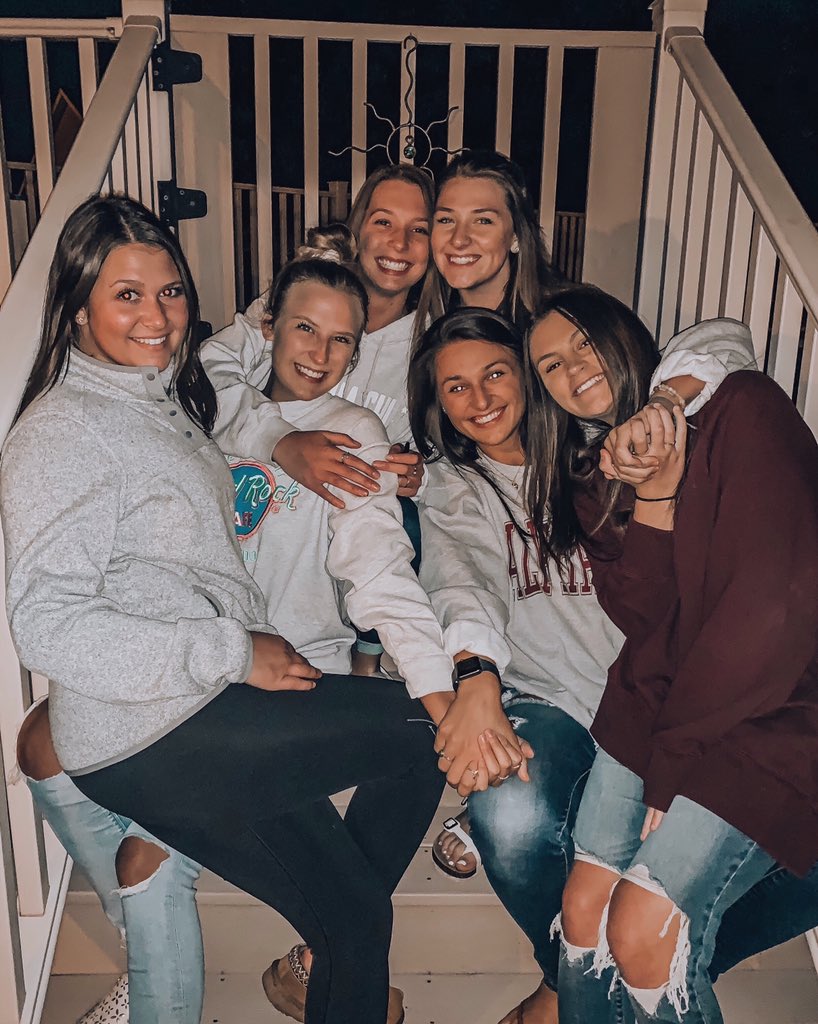 AmandaLStenger's tweet photo. “You guys won’t stay friends in college “ https://t.co/VIpjxzAxy9