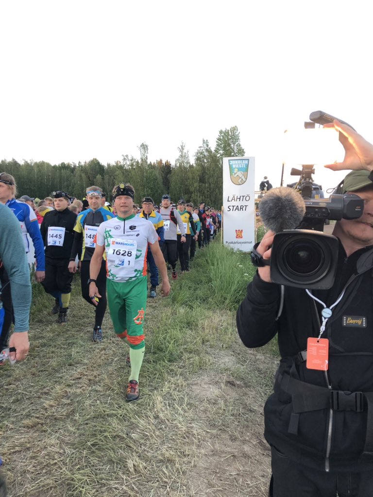 Veljekset valuvat jo lähtöpaikalle....aina sykähdyttävä @jukolanviesti startti @yletv2 klo 23 #jukola #suunnistus