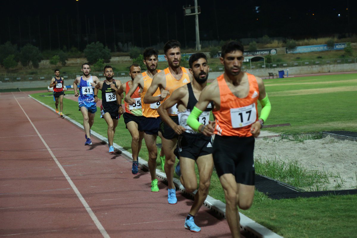 Türkiye 10,000M Şampiyonası ve mesafe branşlarındaki Olimpik Deneme müsabakaları Mersin'de yapıldı. Sezgin Ataç Türkiye şampiyonu olurken, 5000 metrede Ömer Amaçtan Avrupa U20 barajını geçti. Detaylar: taf.org.tr/2019/06/15/sez…