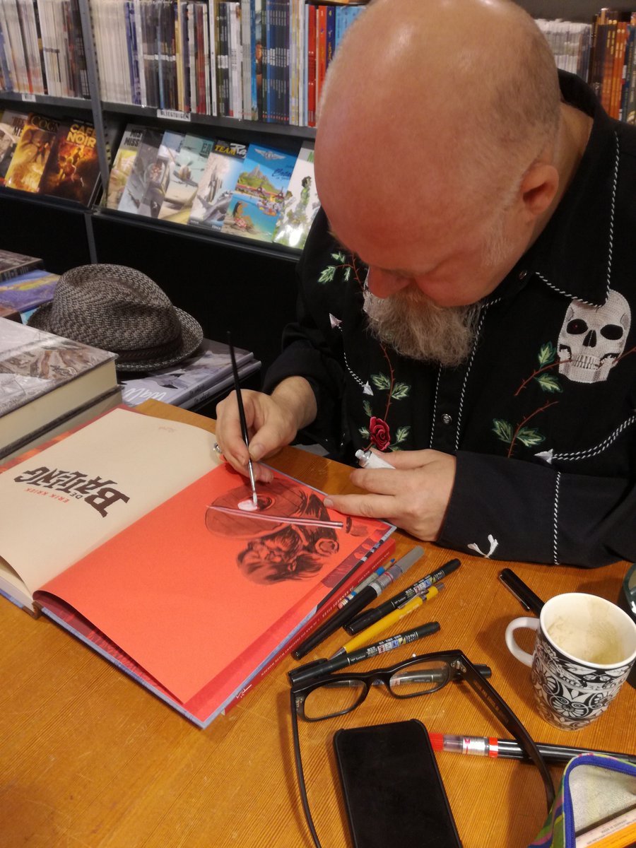 JonvdBerg's tweet photo. Erik Kriek @Gutsman nam @hetBeeldVerhaaL in Amsterdam uitgebreid de tijd om de vele liefhebbers van een mooie opdrachttekening te voorzien. 'De balling', zijn eerste, lange graphic novel @Scratchbooks, is een uitgave om van te smullen https://t.co/k7ImvLqKOa https://t.co/v1U0BtNnIE