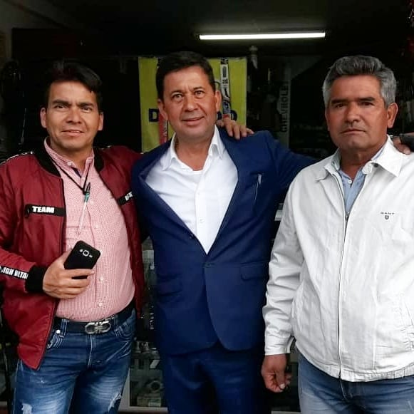SecundinoRB's tweet photo. Visitando los amigos del doctor Jorge Trigos, del sector de prado veraniego, comerciantes, y la colonia ocañera, total respaldo recibido para nuestra concejal Gloria, y nuestra JAL de Suba, gracias doctor Trigos, por tan importante apoyo.
#PorSubaHaremosMás
#FelizSabado https://t.co/AnDTlAhzxR