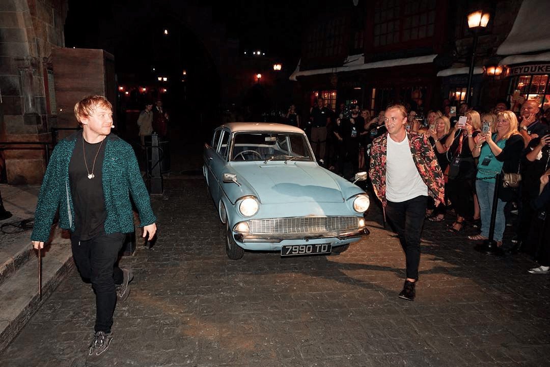 rupertpetsch's tweet photo. Rupert Grint (30) and Tom Felton (31) reunited for the opening of Hagrid’s Magical Creatures Motorbike Adventure at the Wizarding World of Harry Potter. I have so many feelings. #tupert https://t.co/QGotqclTdw