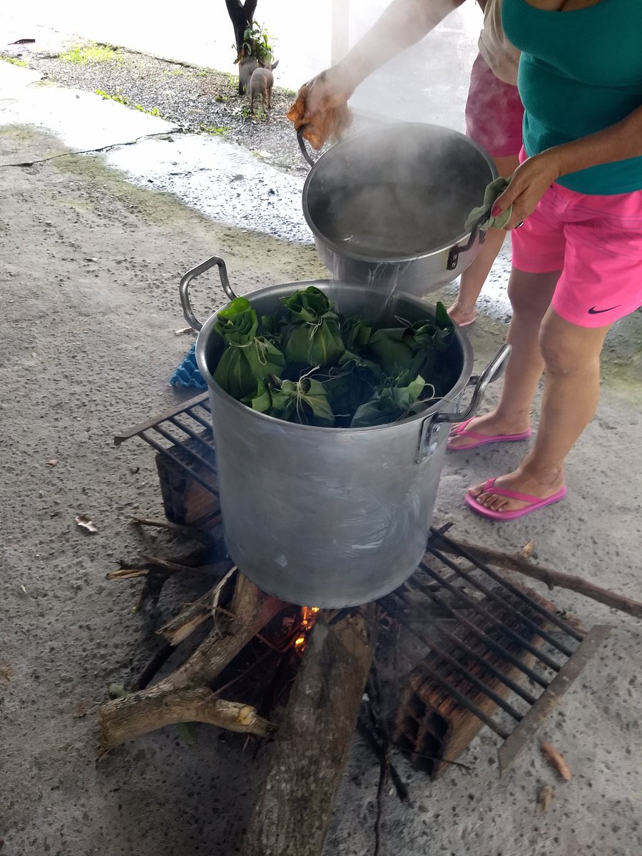 PIPERODRIGUEZ3's tweet photo. En charras con las vecinas https://t.co/9FybLuA406
