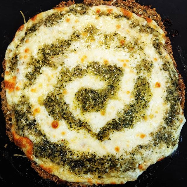 JeremyGerrard's tweet photo. A little quinoa crust pesto pizza for a nice flour-free alternative. #runfasteatslow

#healthish #quinoa #superfood #pizza #foodporn https://t.co/Gew1Rot31q https://t.co/exsR2AMPkI