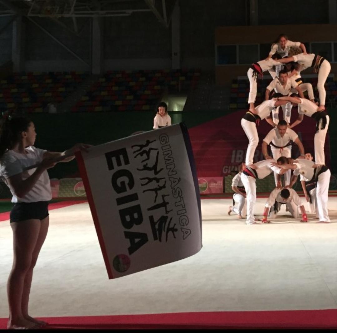 Avui hem tingut el plaer d'actuar a la inauguració de la lliga Iberdrola de gimnàstica artistica que es realitzava a Vic. Hem fet un pira 3/4, el vol de 4, la pira de 8 i la font quadrúple. Moltes gràcies per comptar amb nosaltres!!
